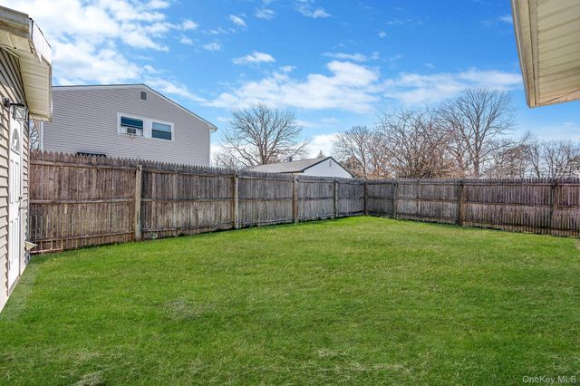 7 Hollywood Drive, Shirley, NY 11967