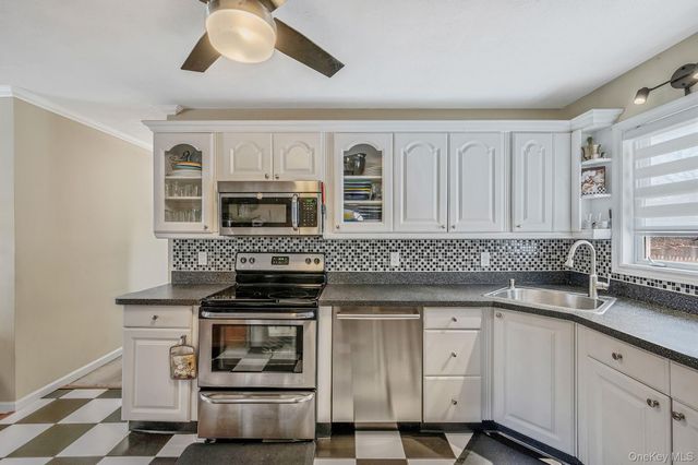 7 Hollywood Drive, Shirley, NY 11967