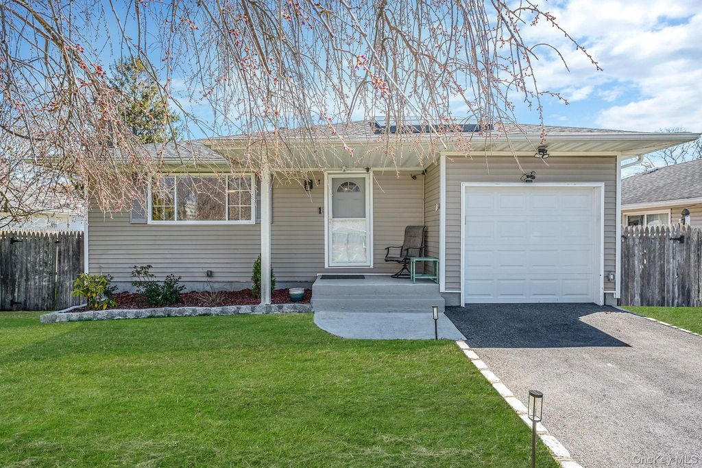 7 Hollywood Drive, Shirley, NY 11967