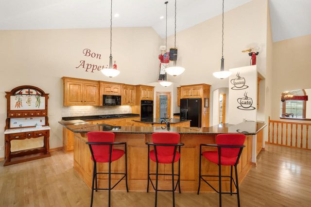 315 Prairie Song DRIVE, Waukesha, WI 53188