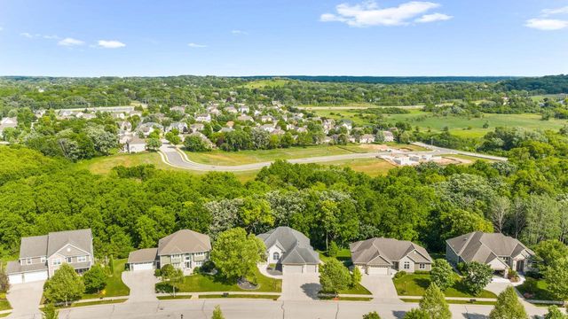 315 Prairie Song DRIVE, Waukesha, WI 53188