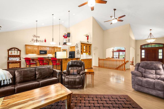 315 Prairie Song DRIVE, Waukesha, WI 53188