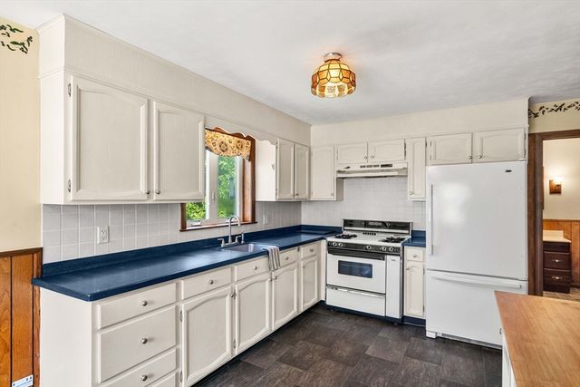 554 Hildreth St, Dracut, MA 01826