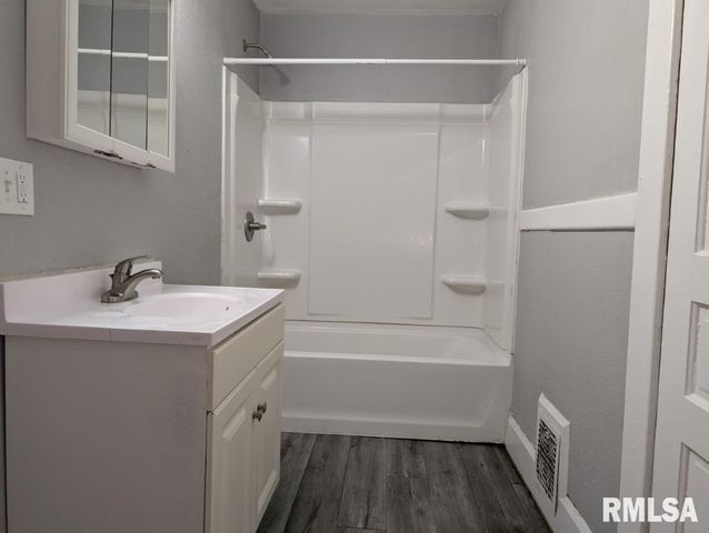 824 W 14TH Street, Davenport, IA 52804