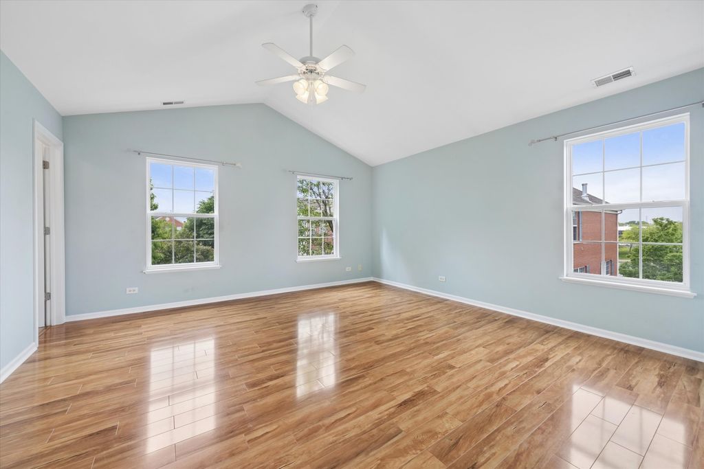 Image 15 of property listing at 4144 Milford Lane, Aurora, IL 60504