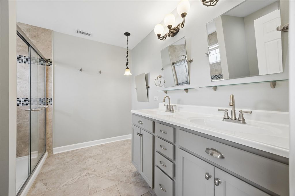 Image 17 of property listing at 4144 Milford Lane, Aurora, IL 60504