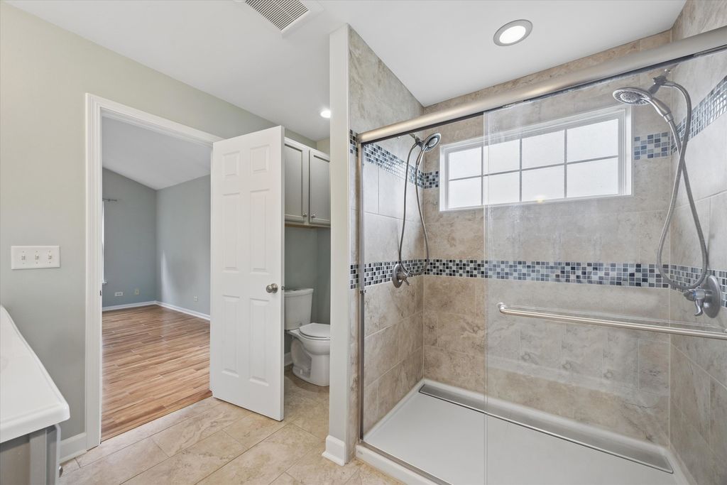 Image 18 of property listing at 4144 Milford Lane, Aurora, IL 60504