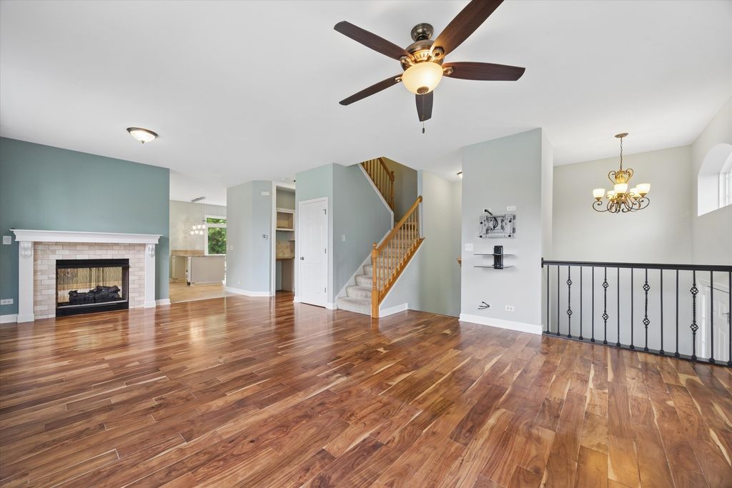 Image 3 of property listing at 4144 Milford Lane, Aurora, IL 60504