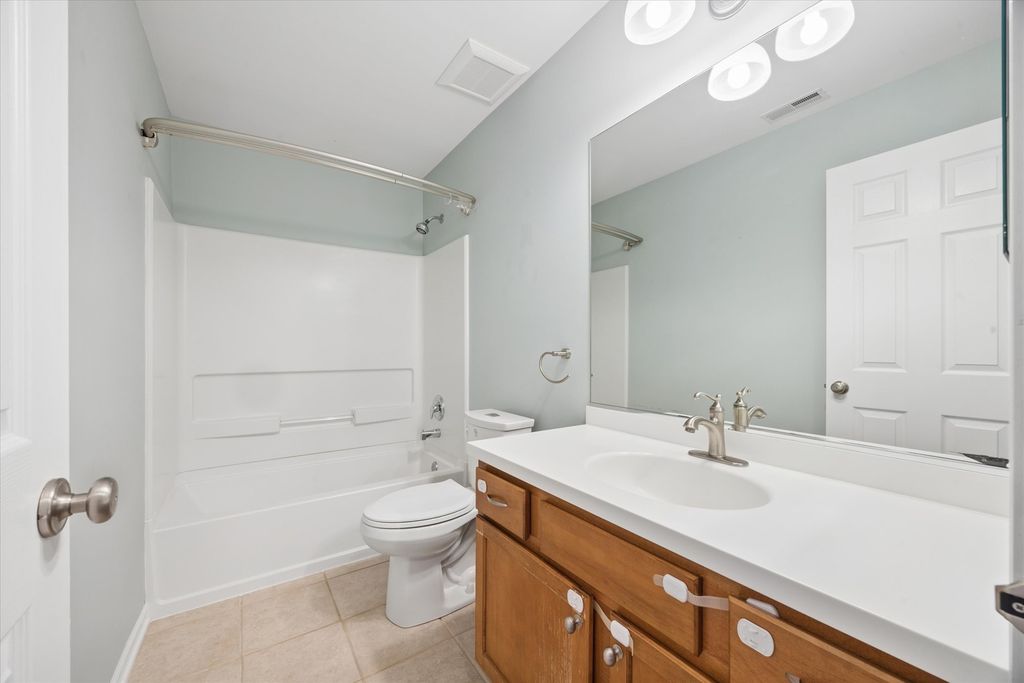 Image 23 of property listing at 4144 Milford Lane, Aurora, IL 60504