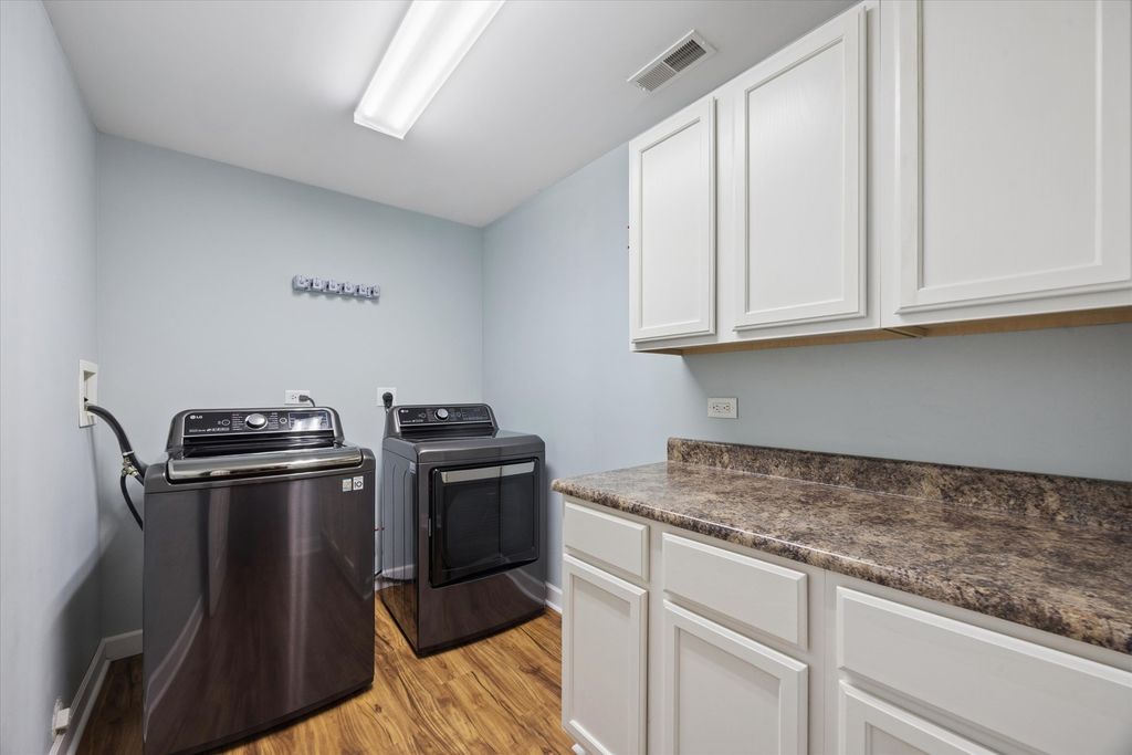 Image 26 of property listing at 4144 Milford Lane, Aurora, IL 60504