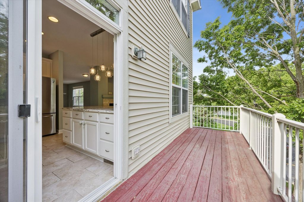 Image 27 of property listing at 4144 Milford Lane, Aurora, IL 60504