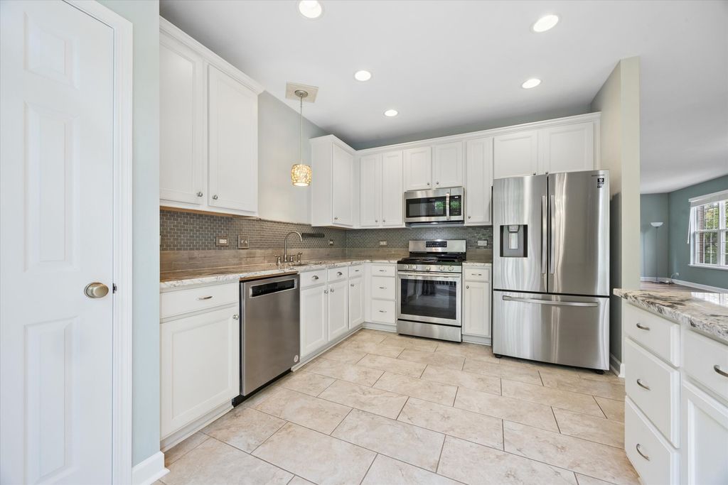 Image 5 of property listing at 4144 Milford Lane, Aurora, IL 60504
