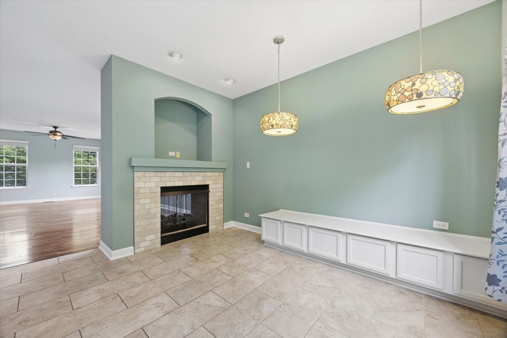 Image 9 of property listing at 4144 Milford Lane, Aurora, IL 60504