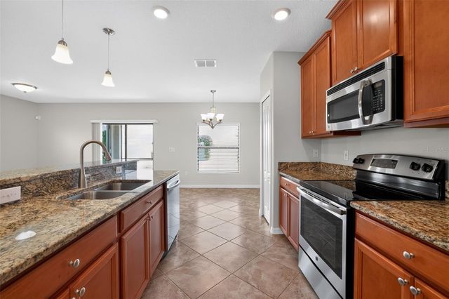 10105 NEWMINSTER LOOP, Sun City Center, FL 33573