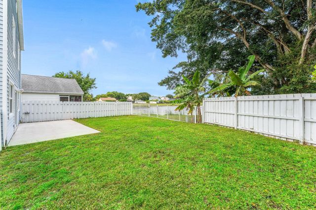 4729 Lakeside Circle, West Palm Beach, FL 33417