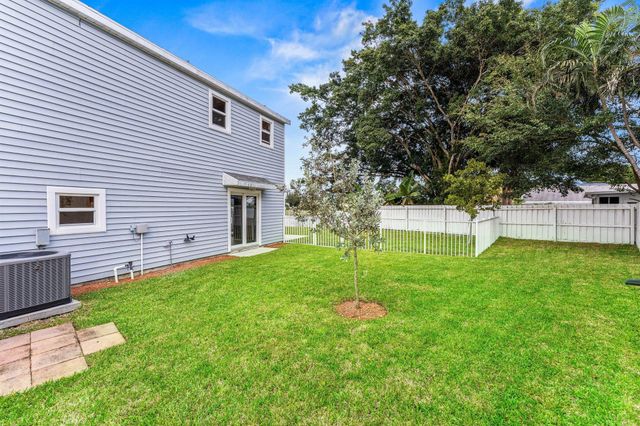 4729 Lakeside Circle, West Palm Beach, FL 33417