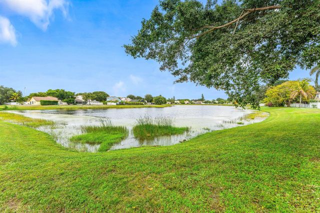 4729 Lakeside Circle, West Palm Beach, FL 33417