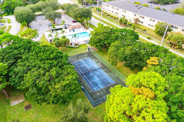 4729 Lakeside Circle, West Palm Beach, FL 33417