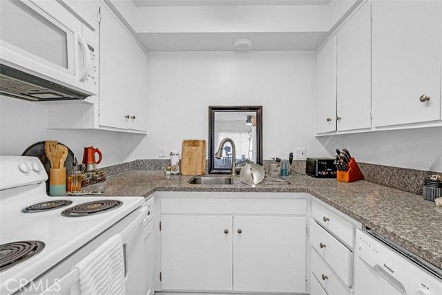 6652 Darby Avenue, Reseda (los Angeles), CA 91335