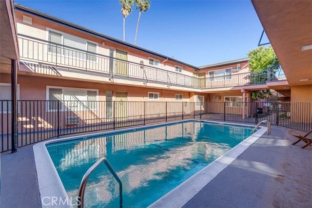 6652 Darby Avenue, Reseda (los Angeles), CA 91335