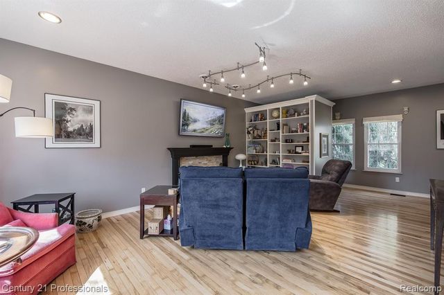5492 E Alyssa Court, White Lake, MI 48383