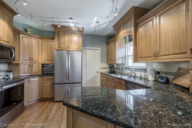 5492 E Alyssa Court, White Lake, MI 48383