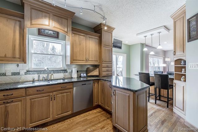 5492 E Alyssa Court, White Lake, MI 48383