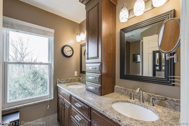 5492 E Alyssa Court, White Lake, MI 48383