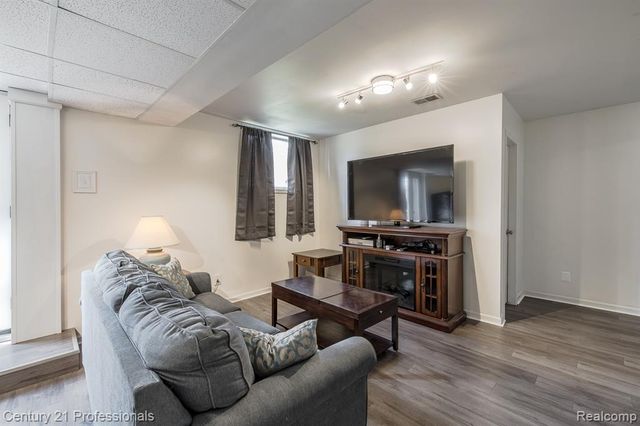 5492 E Alyssa Court, White Lake, MI 48383