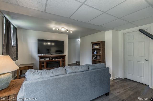 5492 E Alyssa Court, White Lake, MI 48383