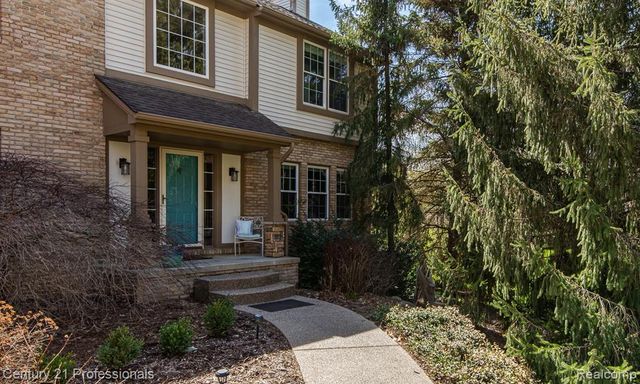 5492 E Alyssa Court, White Lake, MI 48383
