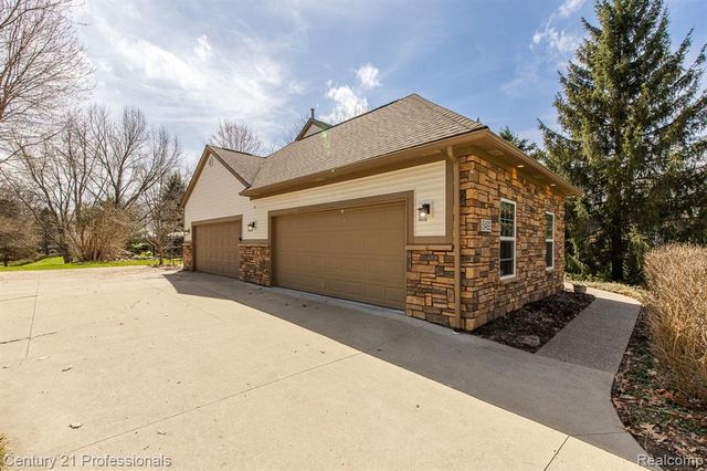 5492 E Alyssa Court, White Lake, MI 48383