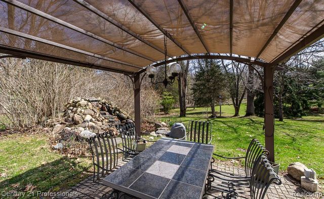 5492 E Alyssa Court, White Lake, MI 48383
