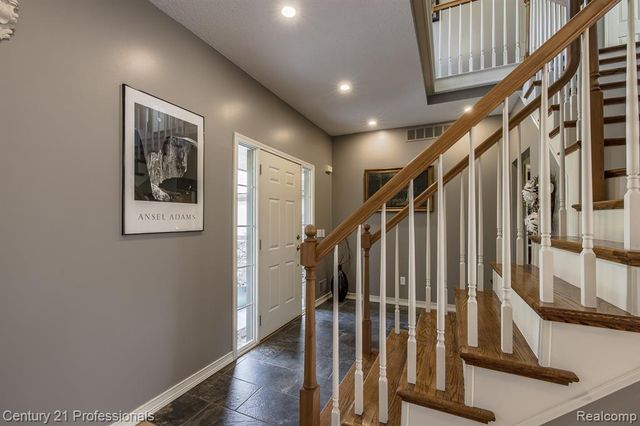 5492 E Alyssa Court, White Lake, MI 48383