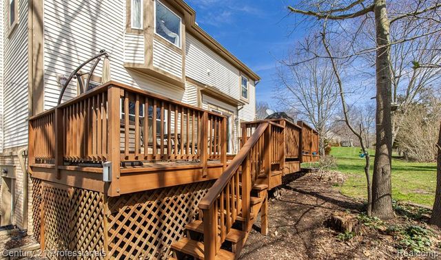 5492 E Alyssa Court, White Lake, MI 48383