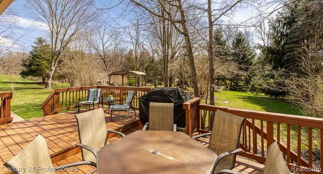 5492 E Alyssa Court, White Lake, MI 48383