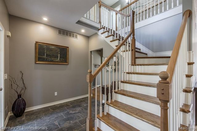 5492 E Alyssa Court, White Lake, MI 48383