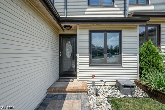 18 Holly Ct, Raritan Twp., NJ 08822