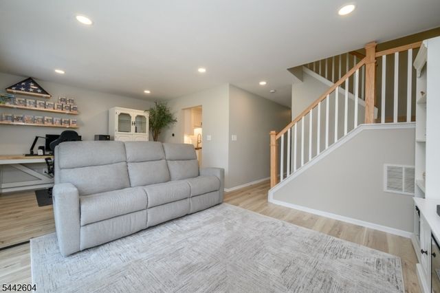 18 Holly Ct, Raritan Twp., NJ 08822