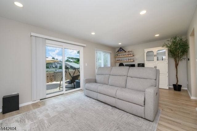 18 Holly Ct, Raritan Twp., NJ 08822