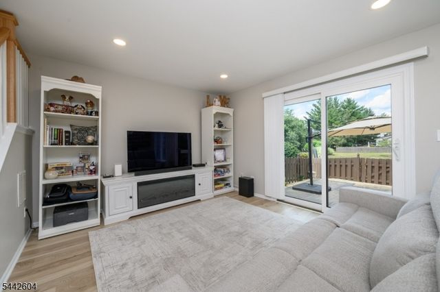 18 Holly Ct, Raritan Twp., NJ 08822