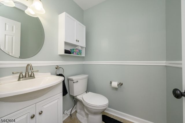 18 Holly Ct, Raritan Twp., NJ 08822