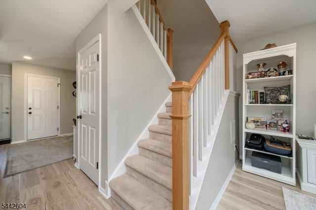 18 Holly Ct, Raritan Twp., NJ 08822