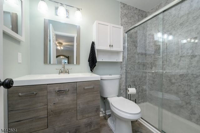 18 Holly Ct, Raritan Twp., NJ 08822