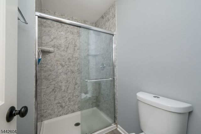 18 Holly Ct, Raritan Twp., NJ 08822