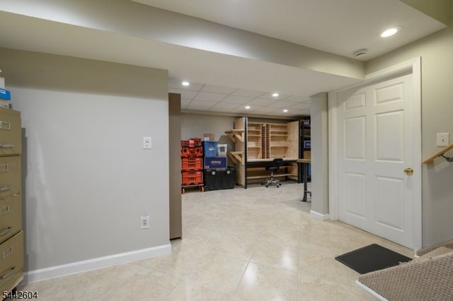 18 Holly Ct, Raritan Twp., NJ 08822
