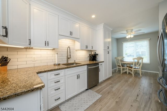18 Holly Ct, Raritan Twp., NJ 08822