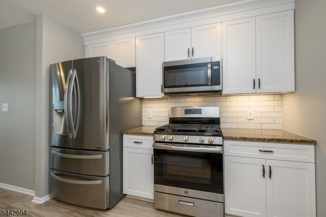 18 Holly Ct, Raritan Twp., NJ 08822