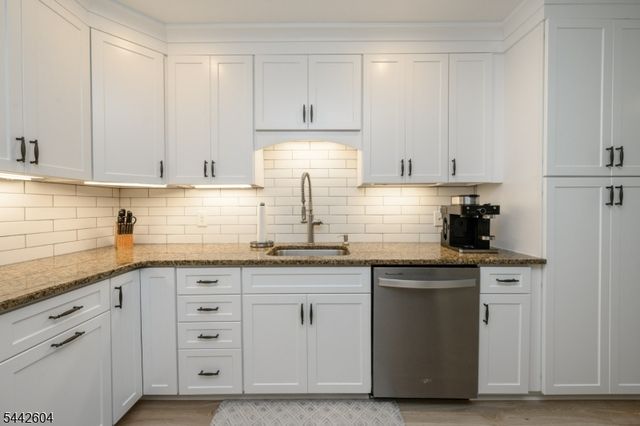 18 Holly Ct, Raritan Twp., NJ 08822
