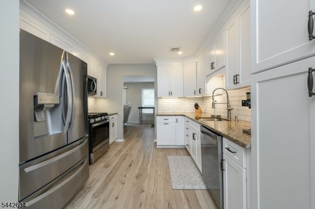 18 Holly Ct, Raritan Twp., NJ 08822